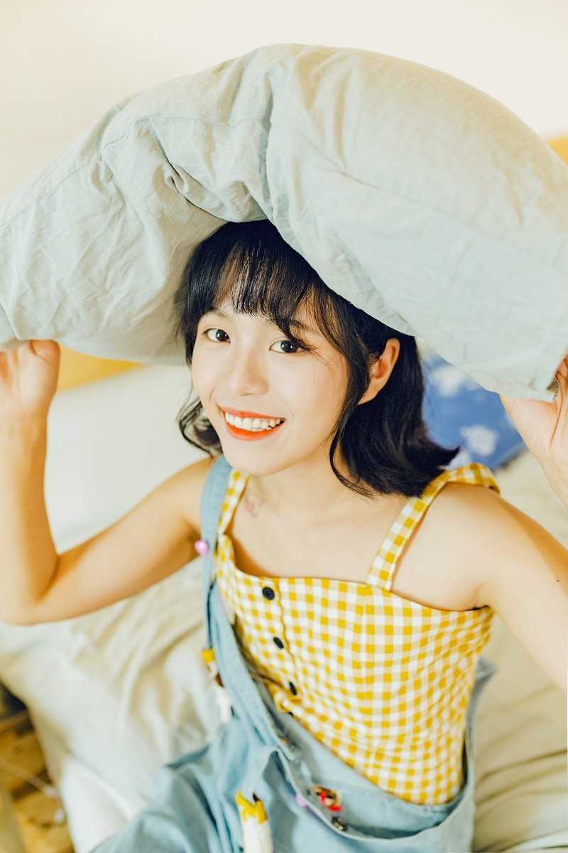 游戏女孩清纯背带裤床上