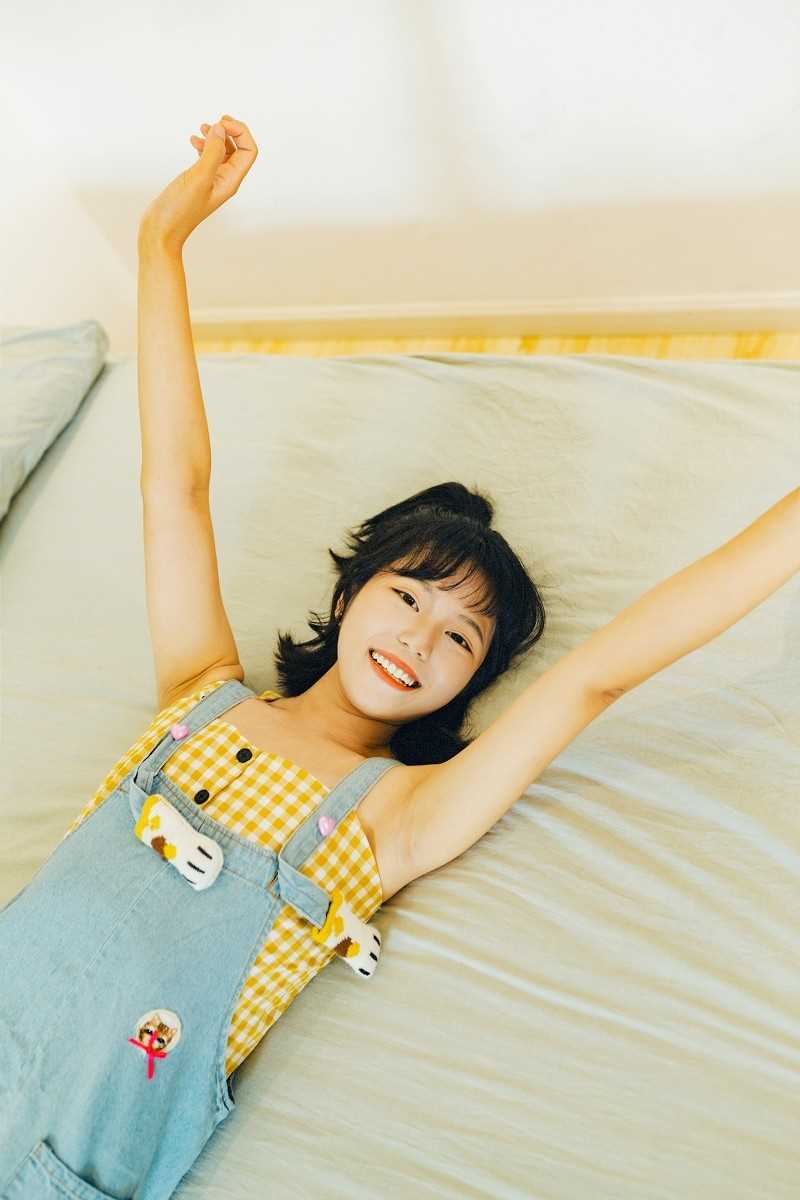 游戏女孩清纯背带裤床上