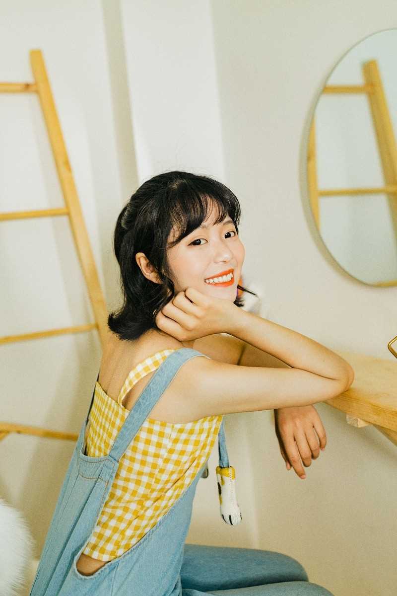 游戏女孩清纯背带裤床上