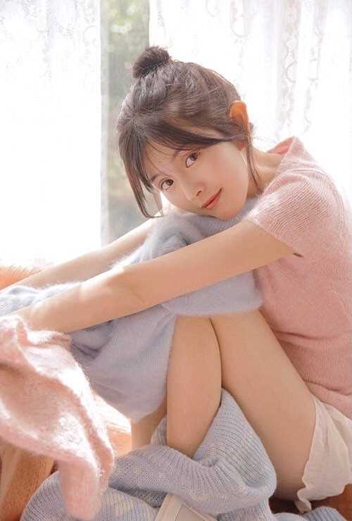 最新叠衣服贤惠居家清纯女孩私房俏皮可爱壁纸