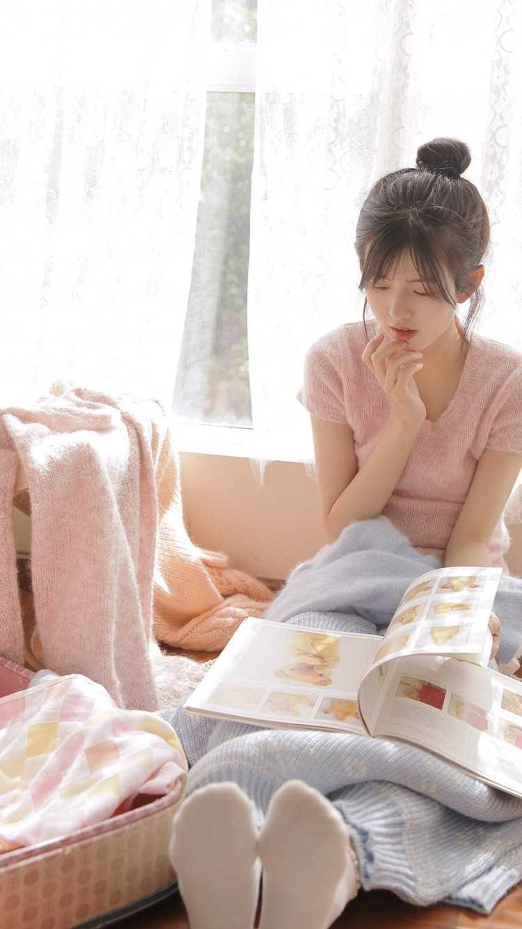 最新叠衣服贤惠居家清纯女孩私房俏皮可爱壁纸