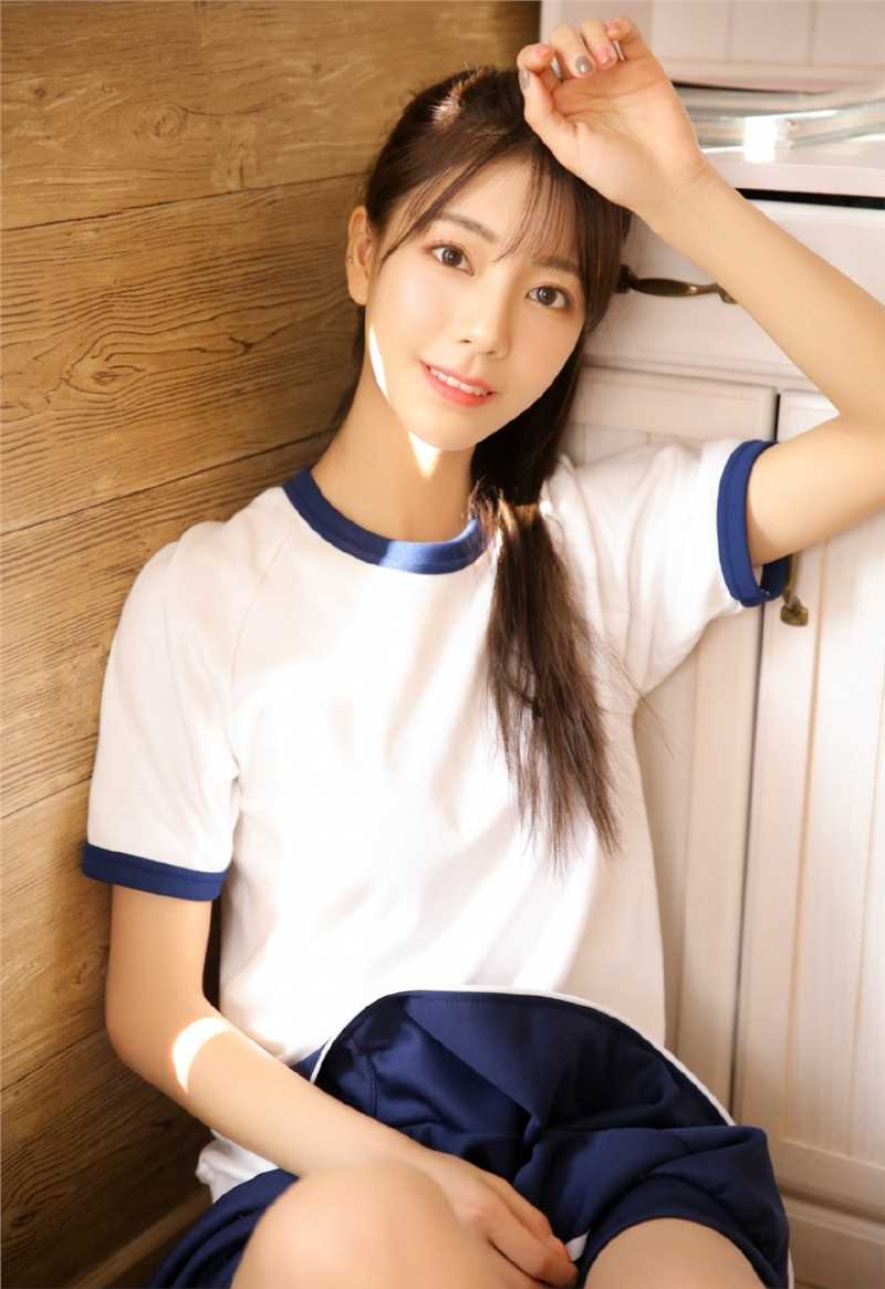 90后清纯美女日式体操服裸足大长腿性感