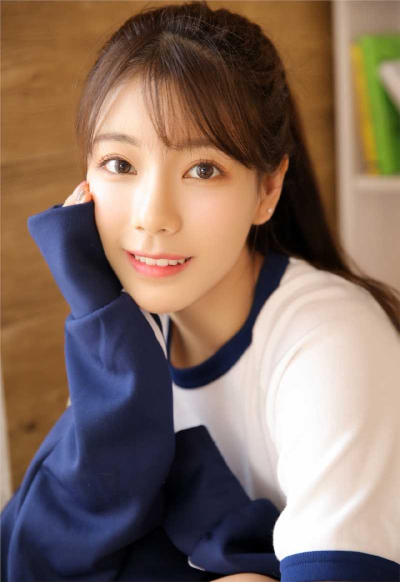 90后清纯美女日式体操服裸足大长腿性感