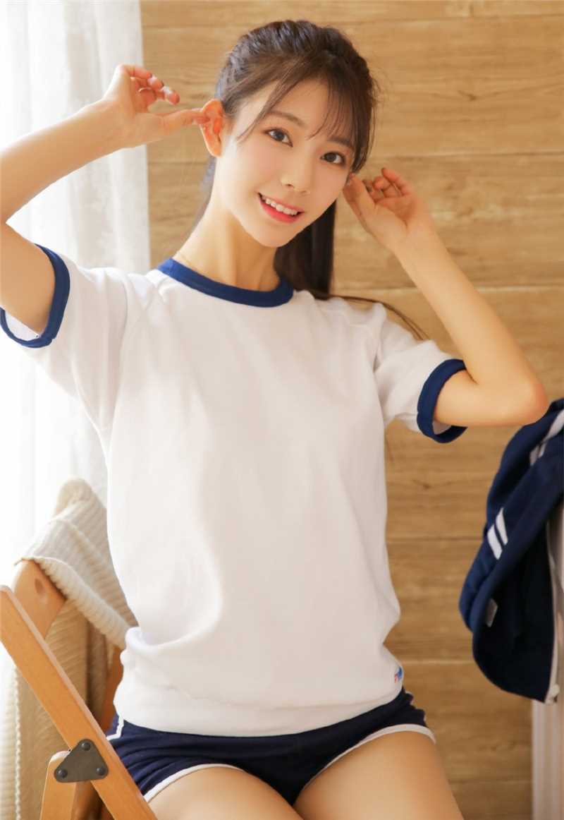 90后清纯美女日式体操服裸足大长腿性感