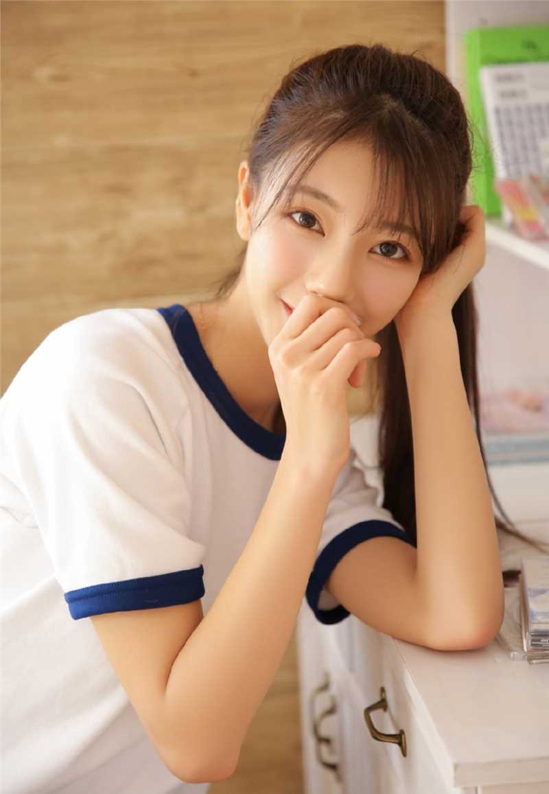 90后清纯美女日式体操服裸足大长腿性感