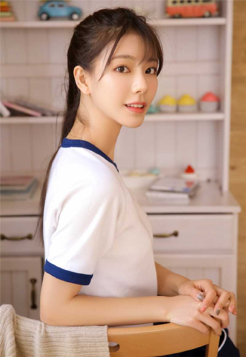 90后清纯美女日式体操服裸足大长腿性感
