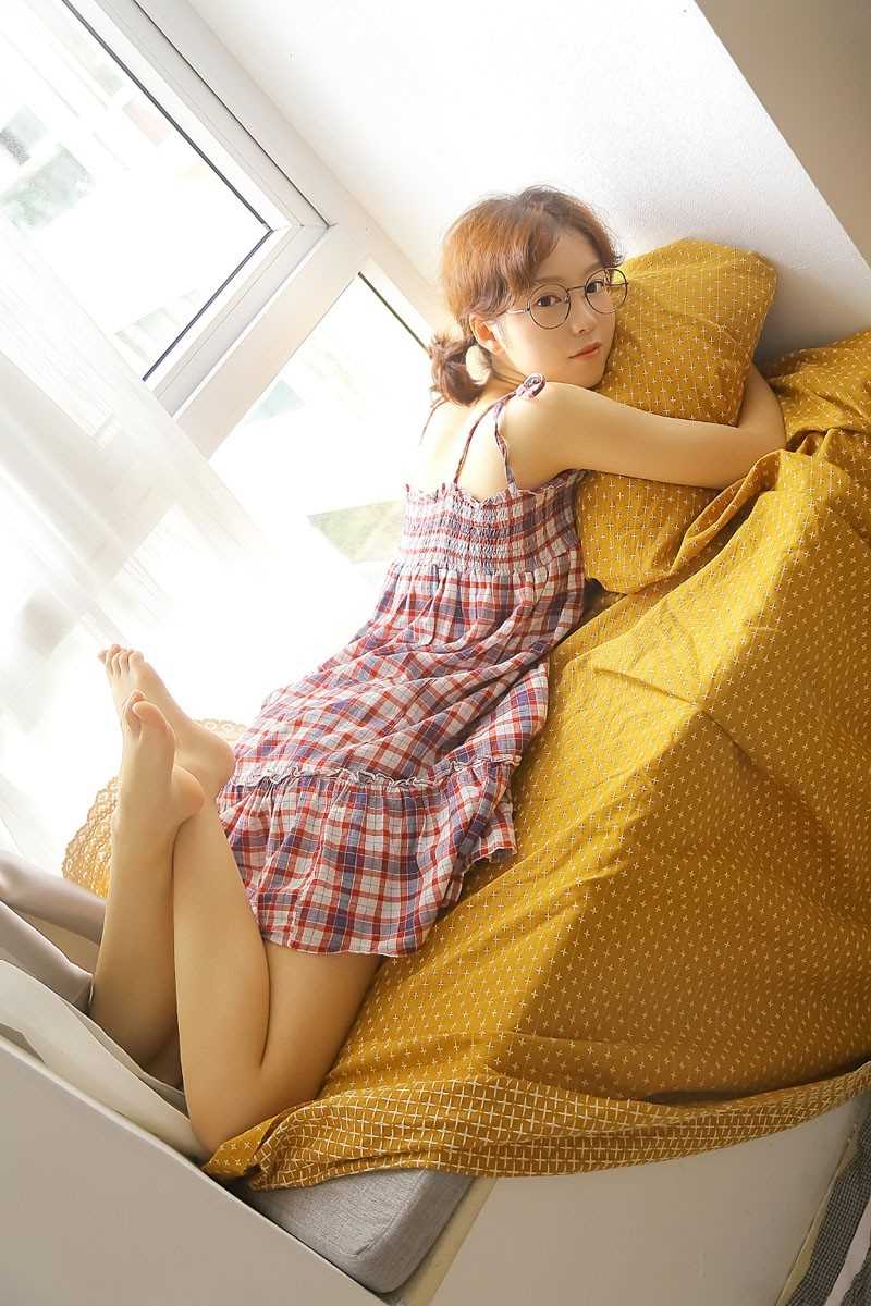 清纯文学萝莉吊带格子裙