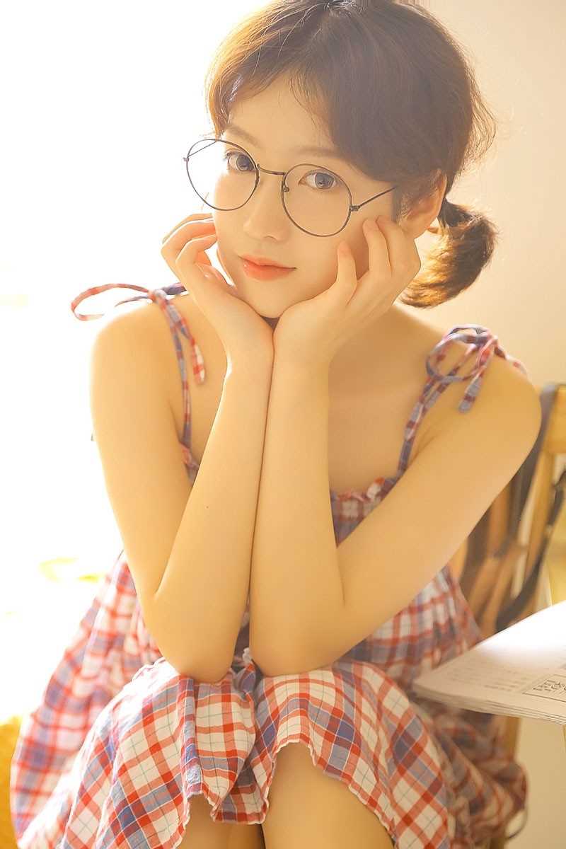 清纯文学萝莉吊带格子裙
