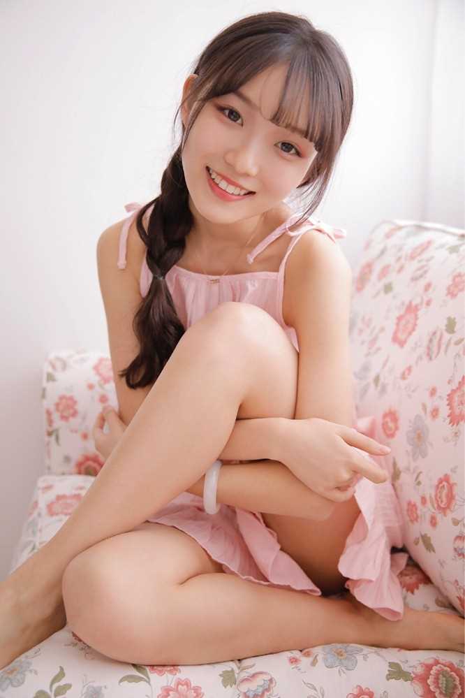 优质闺蜜室内清纯可爱女孩笑容相册