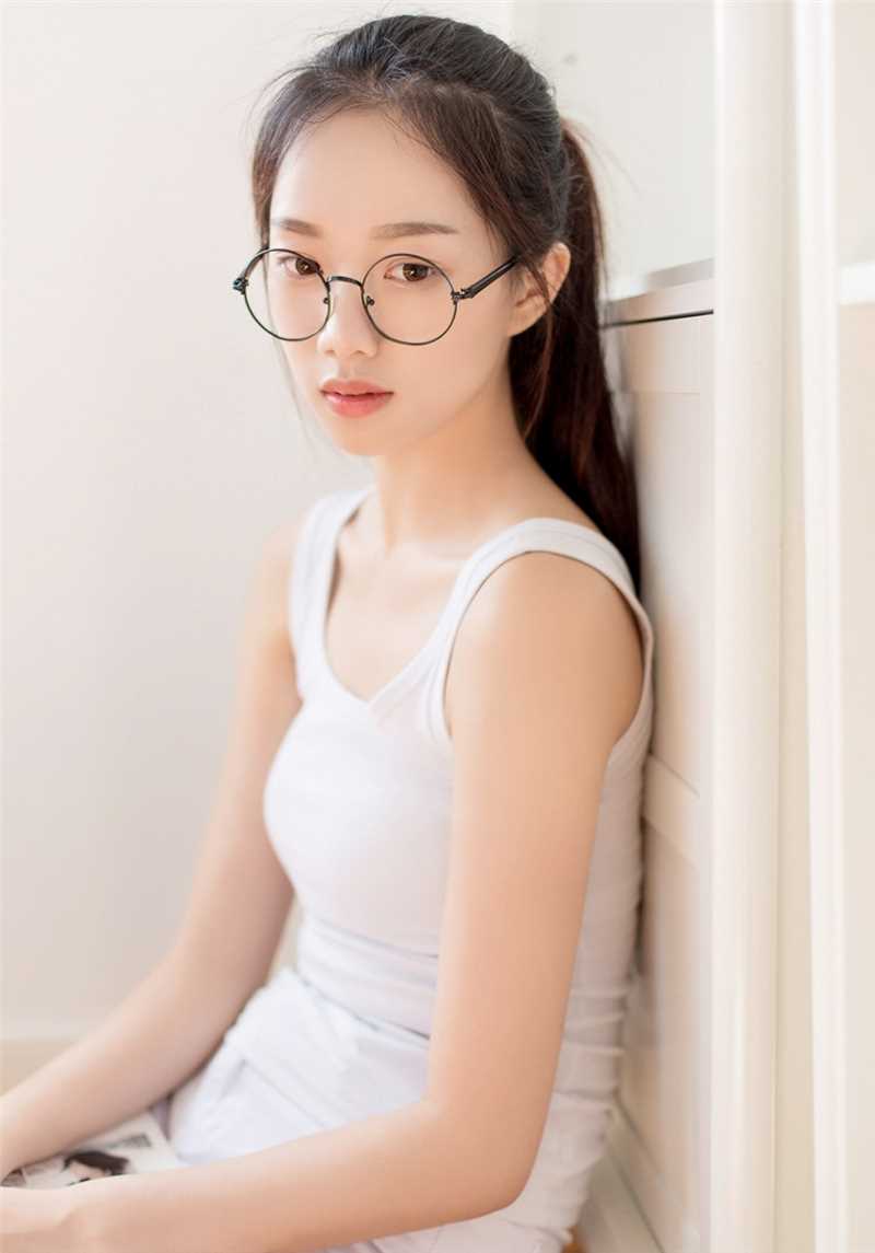 特别专辑清纯眼镜美少女连体泳衣萝莉诱惑写真图片 万佳查