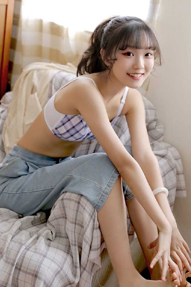 高清甜美笑容少女私房吊带抹胸清纯诱惑图集