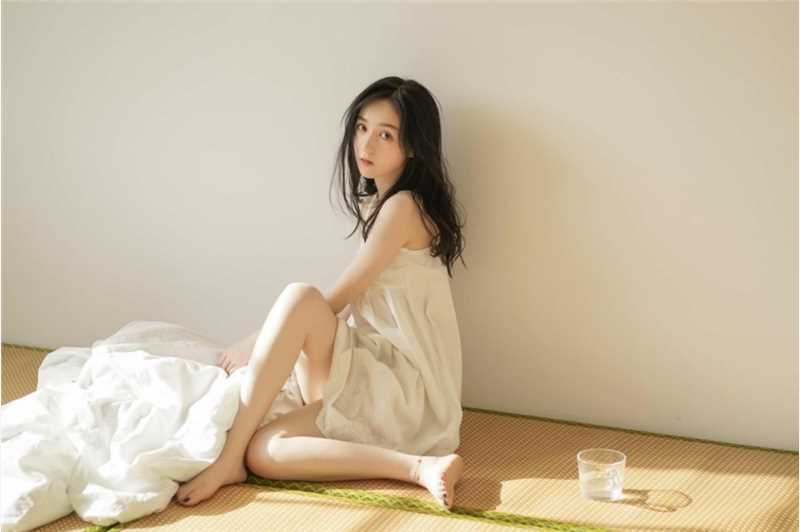 精选00后清纯邻家少女私房露肩裙正妹图册