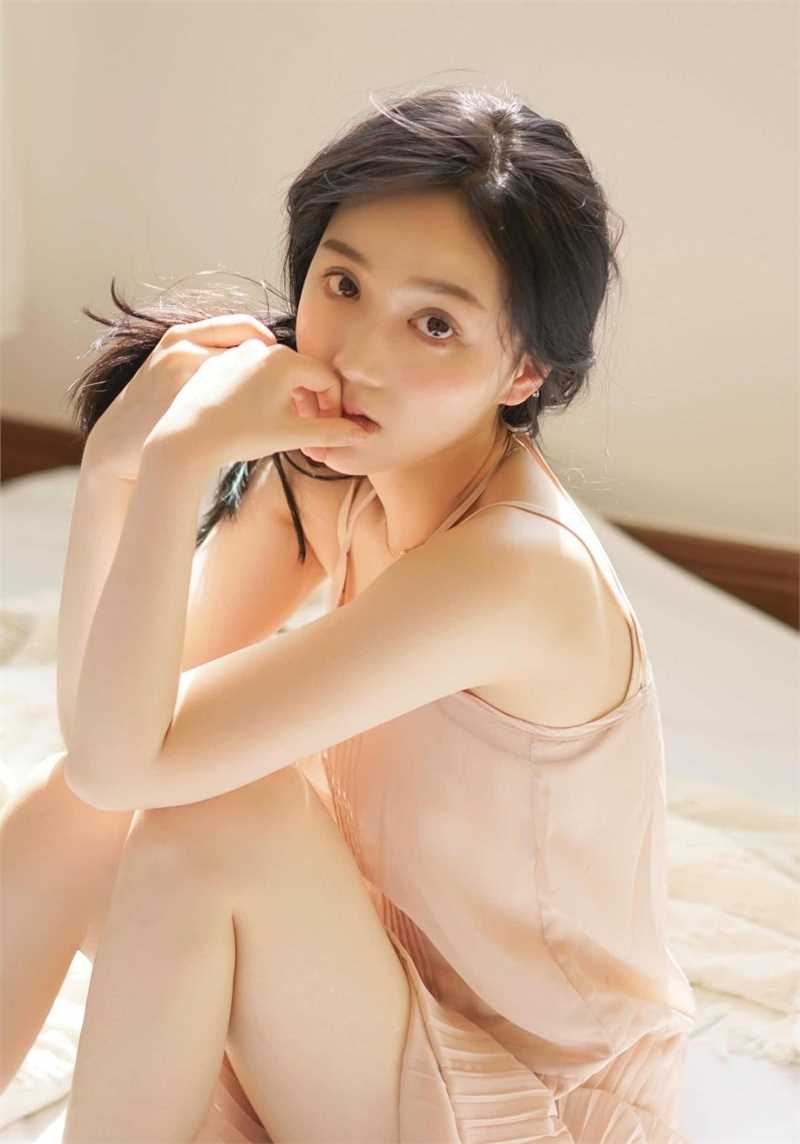 精选00后清纯邻家少女私房露肩裙正妹图册