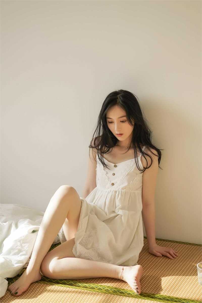 精选00后清纯邻家少女私房露肩裙正妹图册