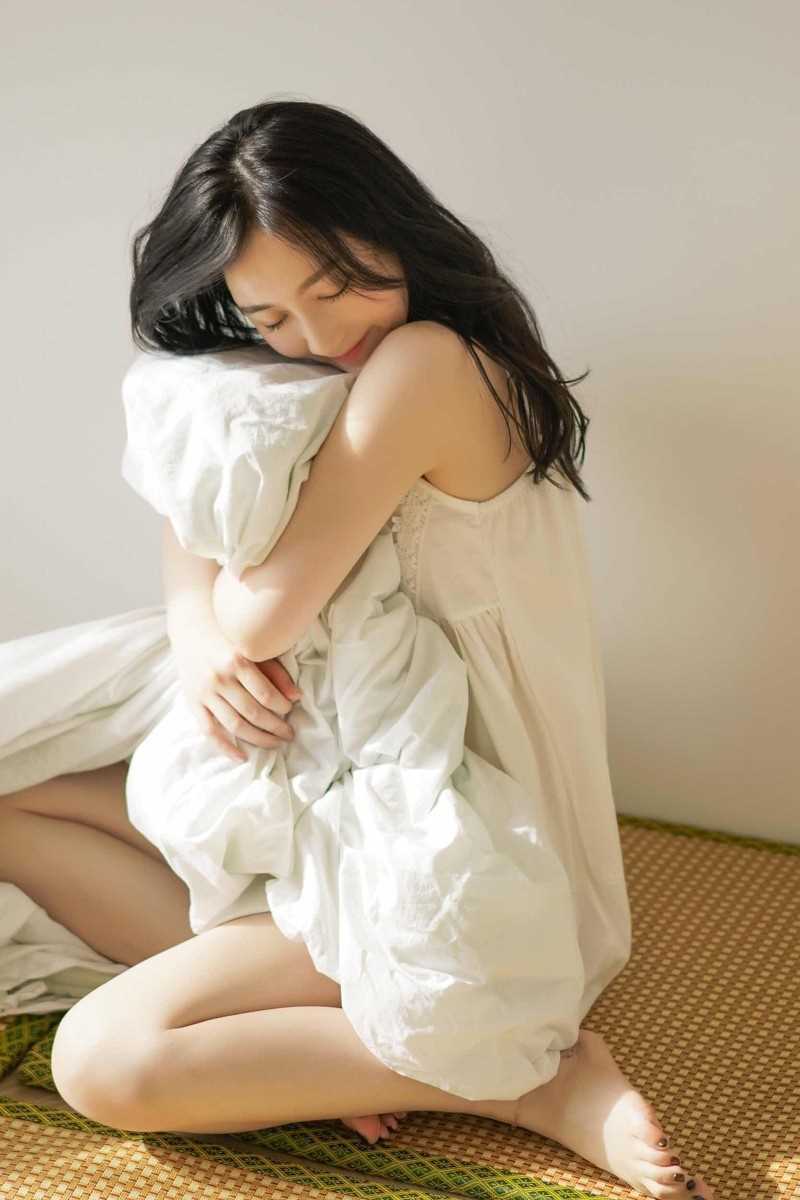 精选00后清纯邻家少女私房露肩裙正妹图册