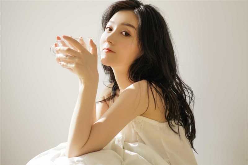 精选00后清纯邻家少女私房露肩裙正妹图册