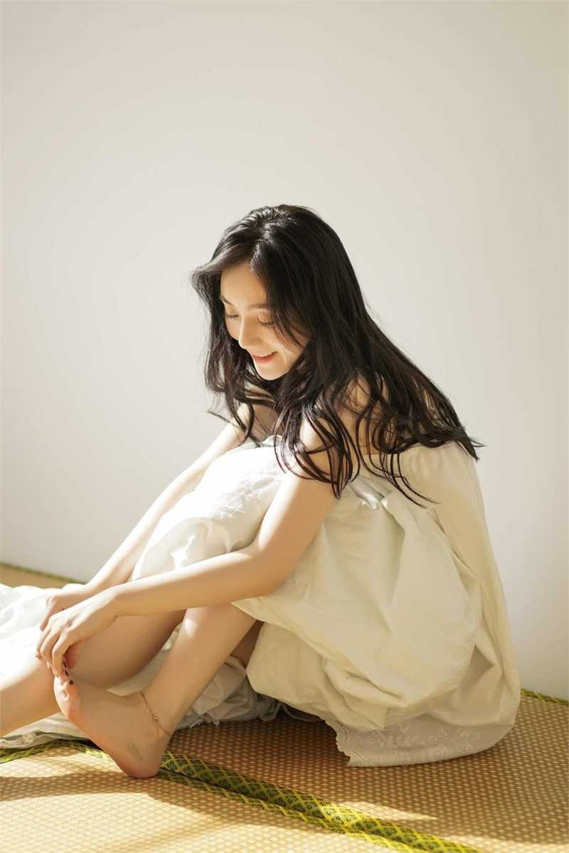 精选00后清纯邻家少女私房露肩裙正妹图册