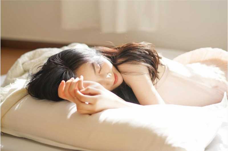 精选00后清纯邻家少女私房露肩裙正妹图册