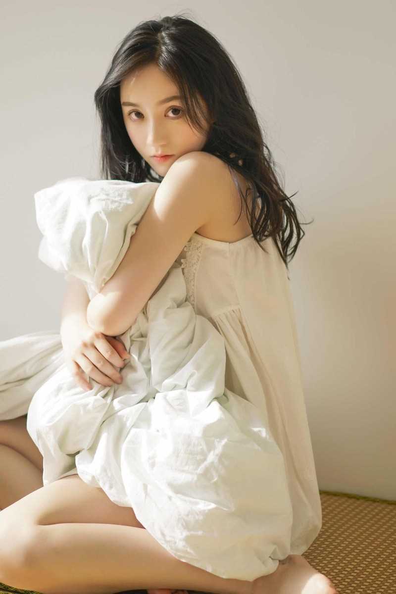 精选00后清纯邻家少女私房露肩裙正妹图册