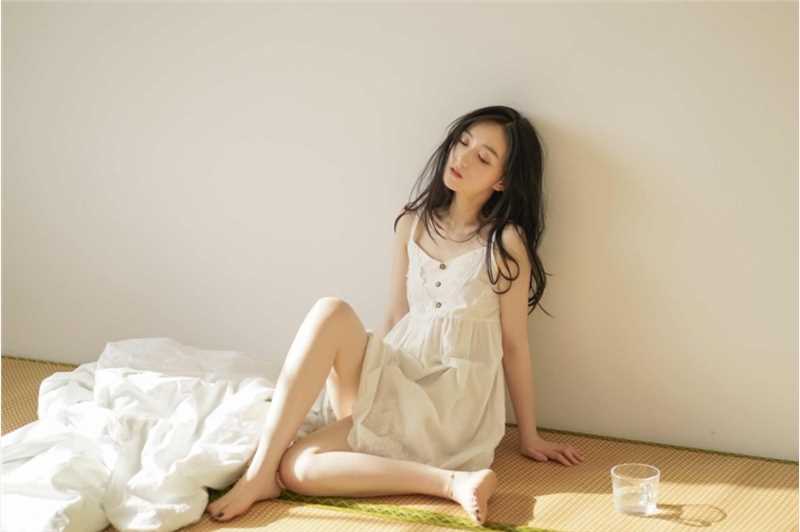 精选00后清纯邻家少女私房露肩裙正妹图册