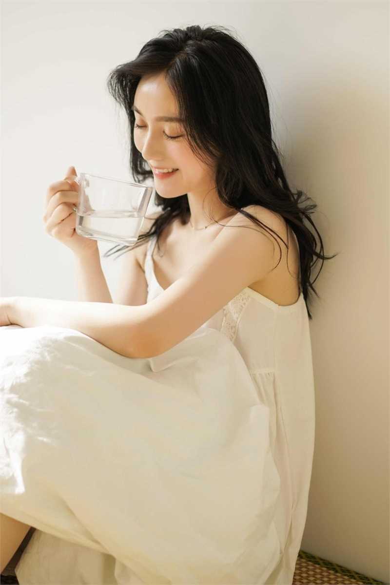 精选00后清纯邻家少女私房露肩裙正妹图册