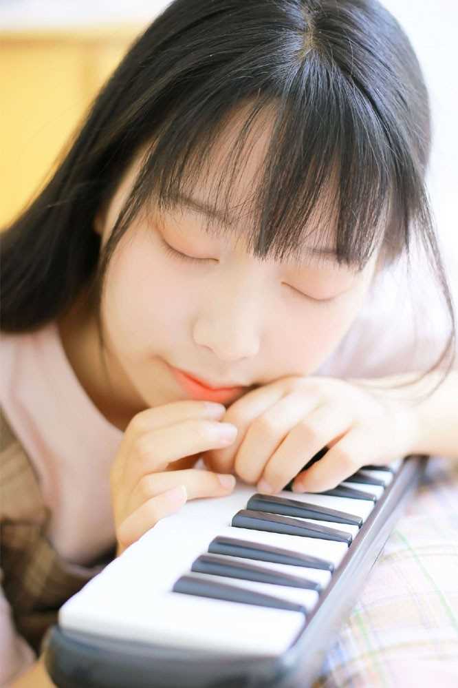 精选电子钢琴小能手少女活泼青涩大眼灵动清纯生活图册