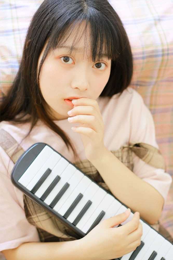 精选电子钢琴小能手少女活泼青涩大眼灵动清纯生活图册