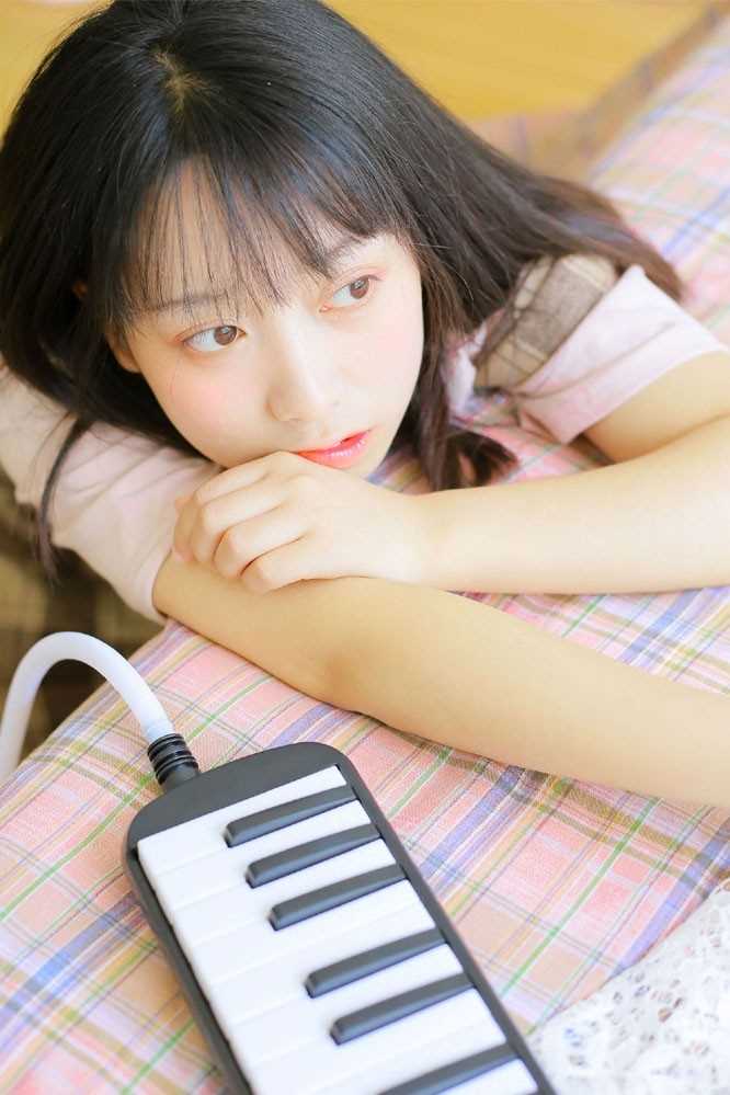 精选电子钢琴小能手少女活泼青涩大眼灵动清纯生活图册