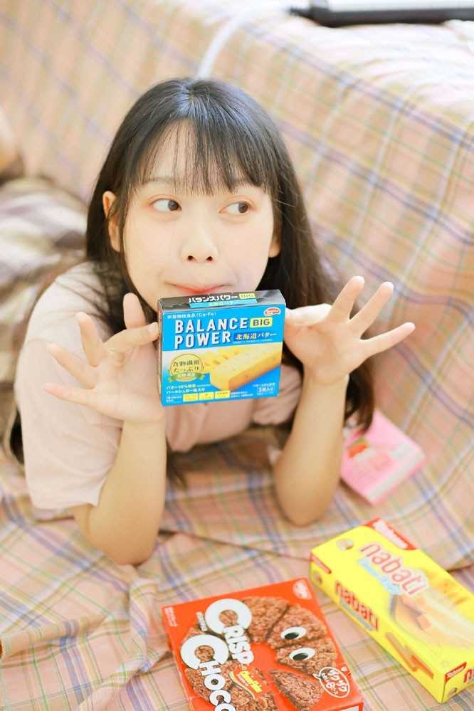 精选电子钢琴小能手少女活泼青涩大眼灵动清纯生活图册