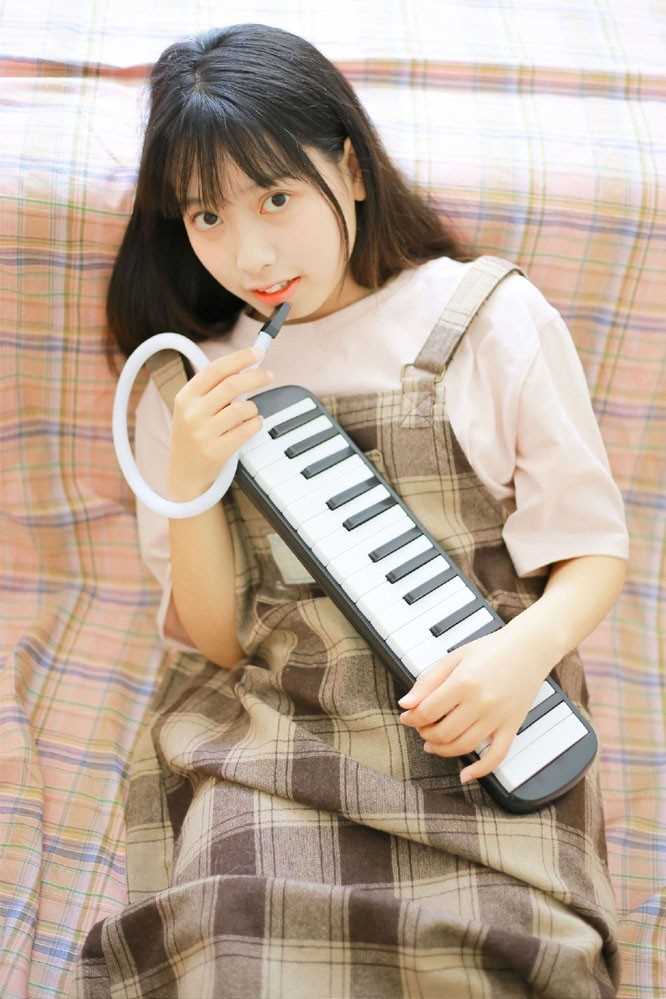 精选电子钢琴小能手少女活泼青涩大眼灵动清纯生活图册