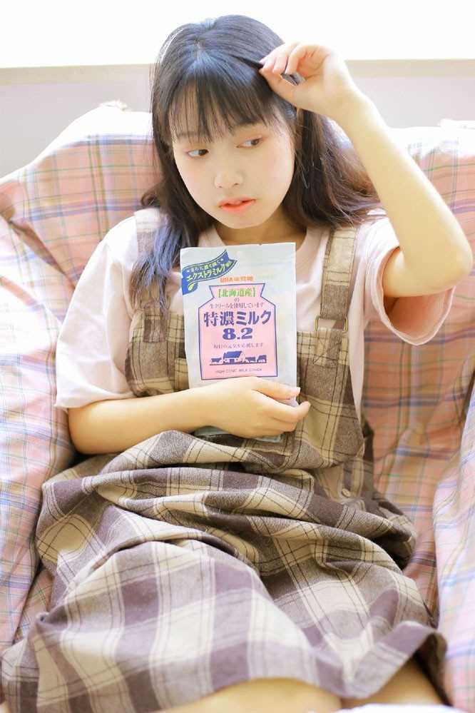 精选电子钢琴小能手少女活泼青涩大眼灵动清纯生活图册