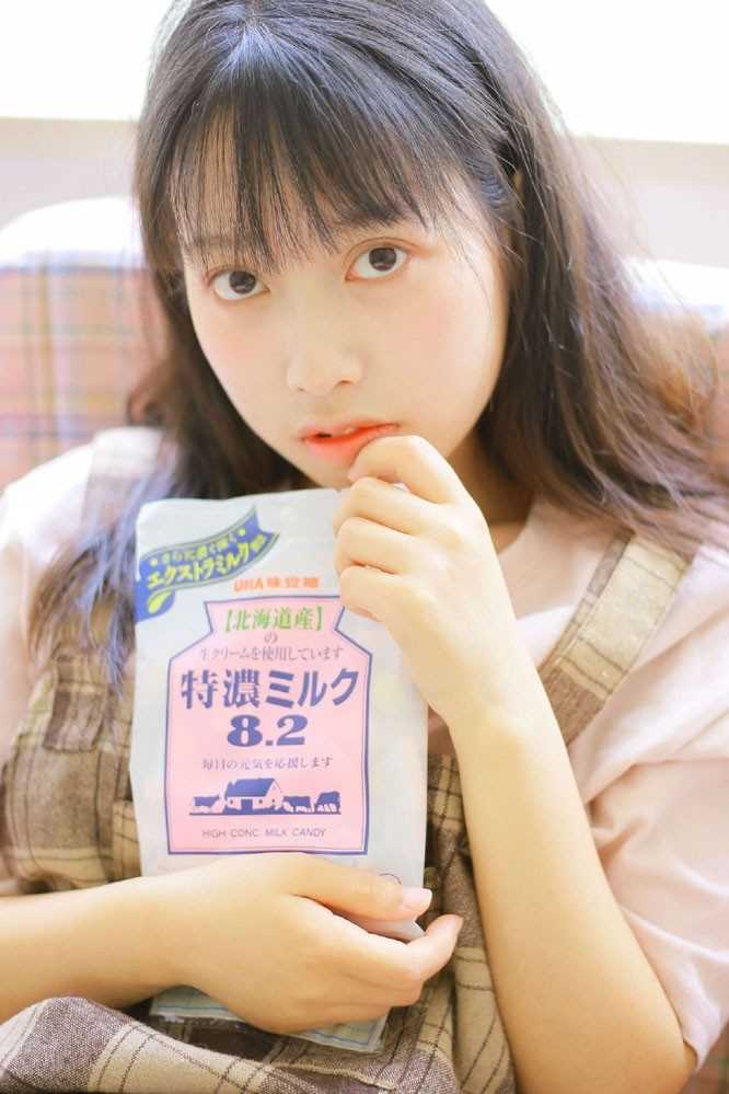 精选电子钢琴小能手少女活泼青涩大眼灵动清纯生活图册