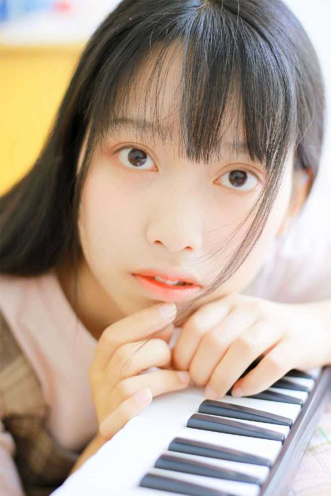精选电子钢琴小能手少女活泼青涩大眼灵动清纯生活图册