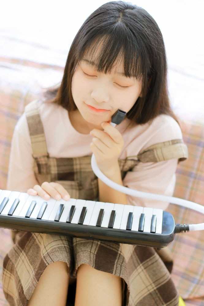 精选电子钢琴小能手少女活泼青涩大眼灵动清纯生活图册