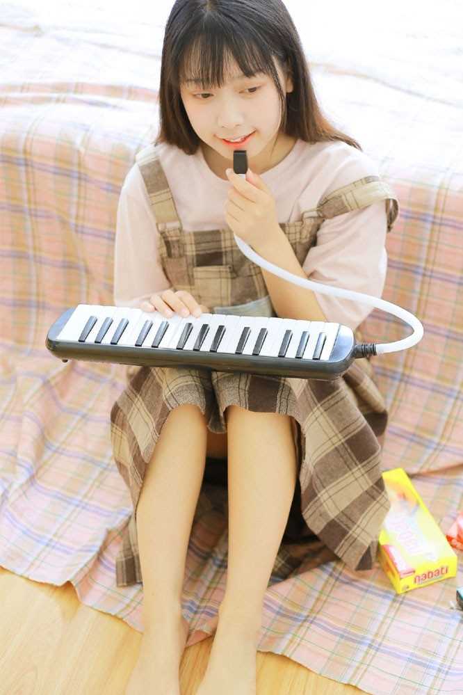 精选电子钢琴小能手少女活泼青涩大眼灵动清纯生活图册