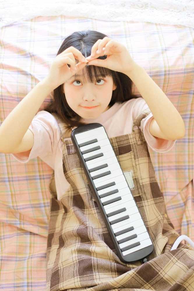 精选电子钢琴小能手少女活泼青涩大眼灵动清纯生活图册