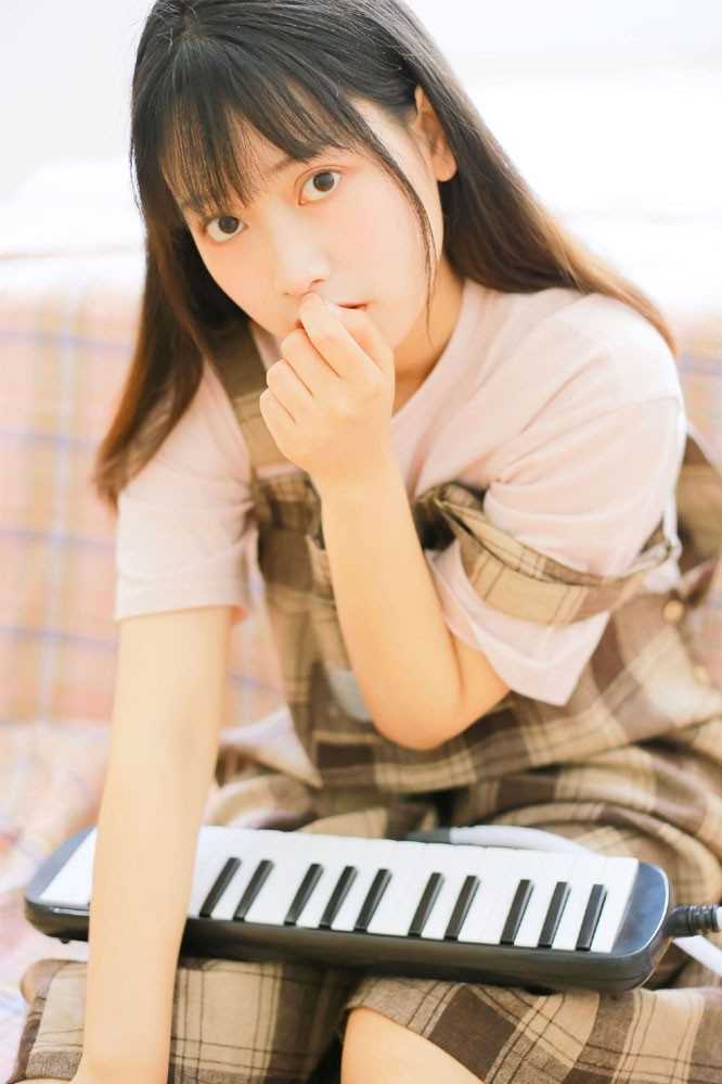 精选电子钢琴小能手少女活泼青涩大眼灵动清纯生活图册