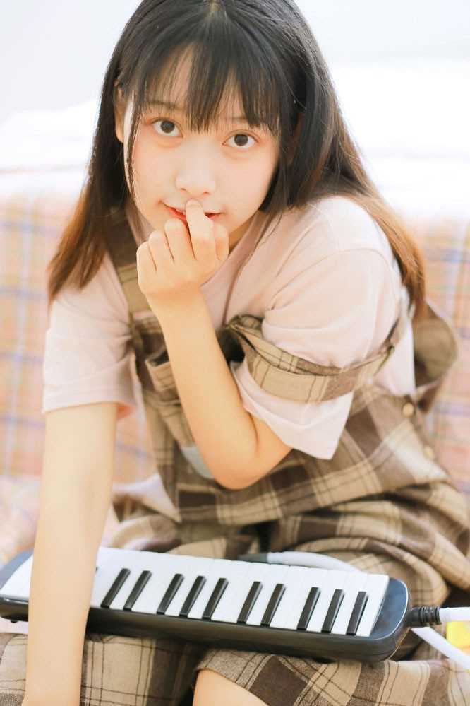 精选电子钢琴小能手少女活泼青涩大眼灵动清纯生活图册