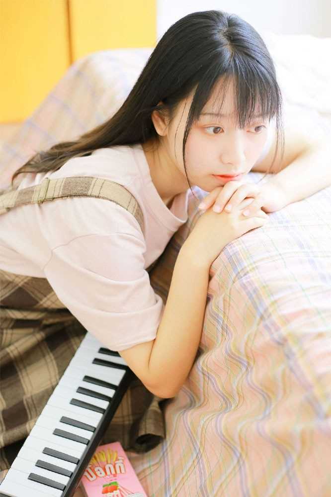 精选电子钢琴小能手少女活泼青涩大眼灵动清纯生活图册