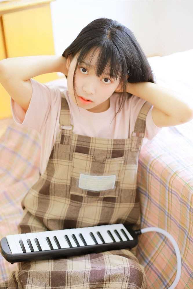 精选电子钢琴小能手少女活泼青涩大眼灵动清纯生活图册