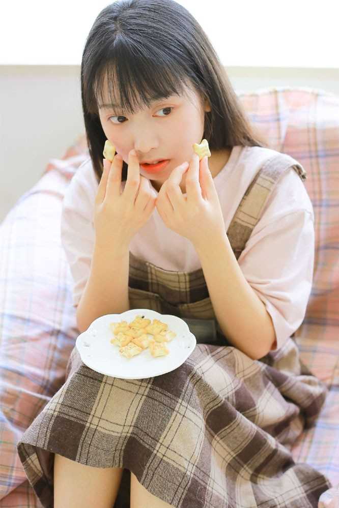 精选电子钢琴小能手少女活泼青涩大眼灵动清纯生活图册