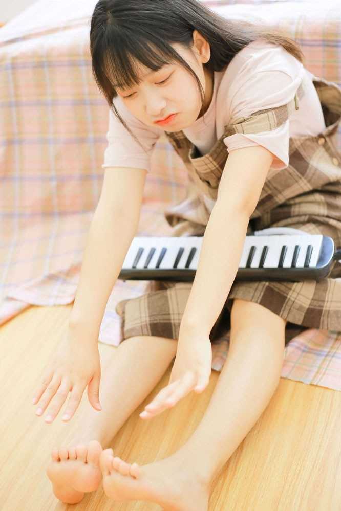 精选电子钢琴小能手少女活泼青涩大眼灵动清纯生活图册