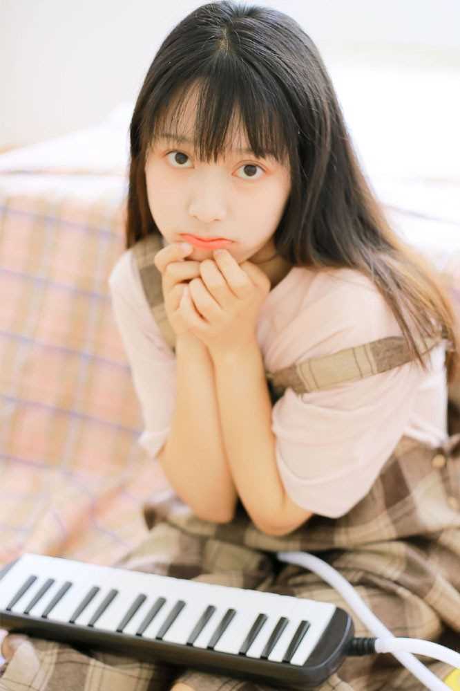 精选电子钢琴小能手少女活泼青涩大眼灵动清纯生活图册