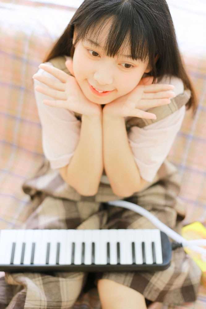 精选电子钢琴小能手少女活泼青涩大眼灵动清纯生活图册