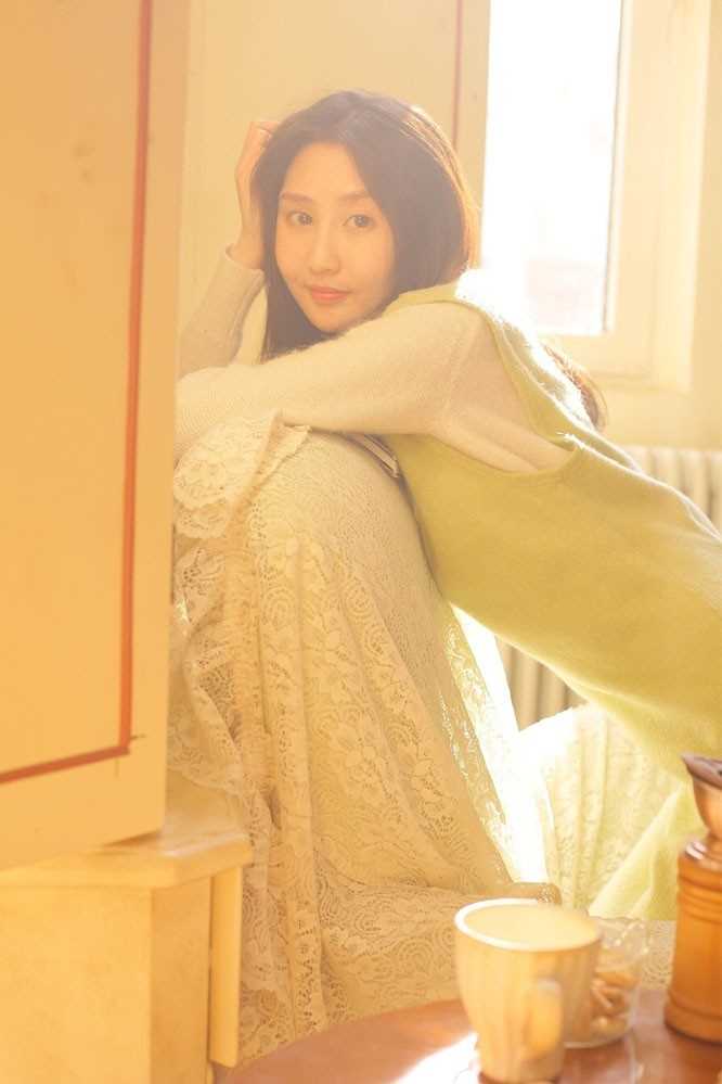 戴眼镜的清纯可爱妹子逆光唯美居家摄影养眼迷人照