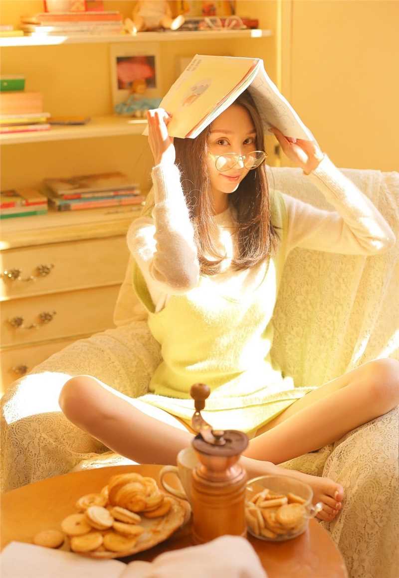 戴眼镜的清纯可爱妹子逆光唯美居家摄影养眼迷人照