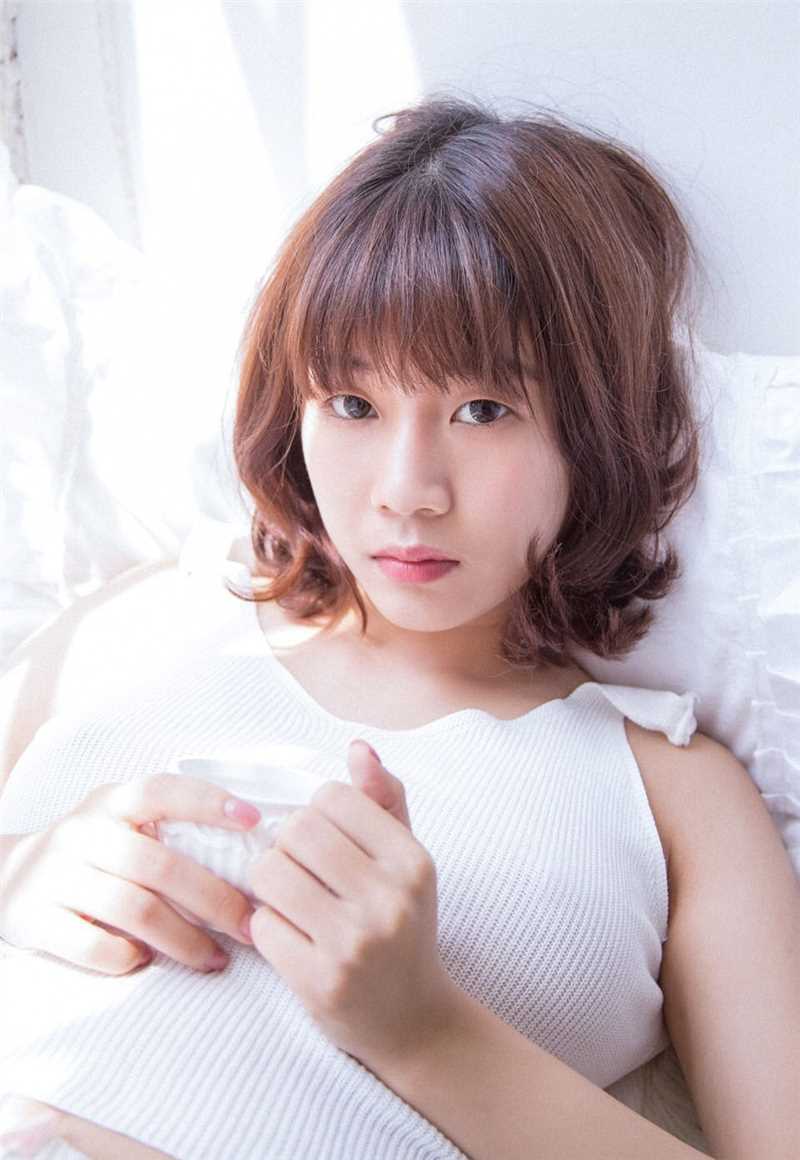 最全小波卷发美少女格子吊带裙性感裸背酥胸诱惑图片壁纸