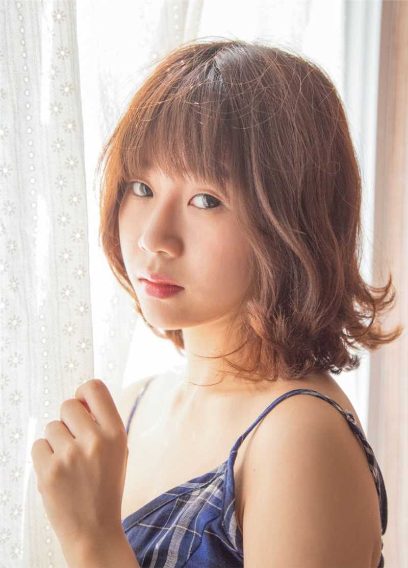 最全小波卷发美少女格子吊带裙性感裸背酥胸诱惑图片壁纸