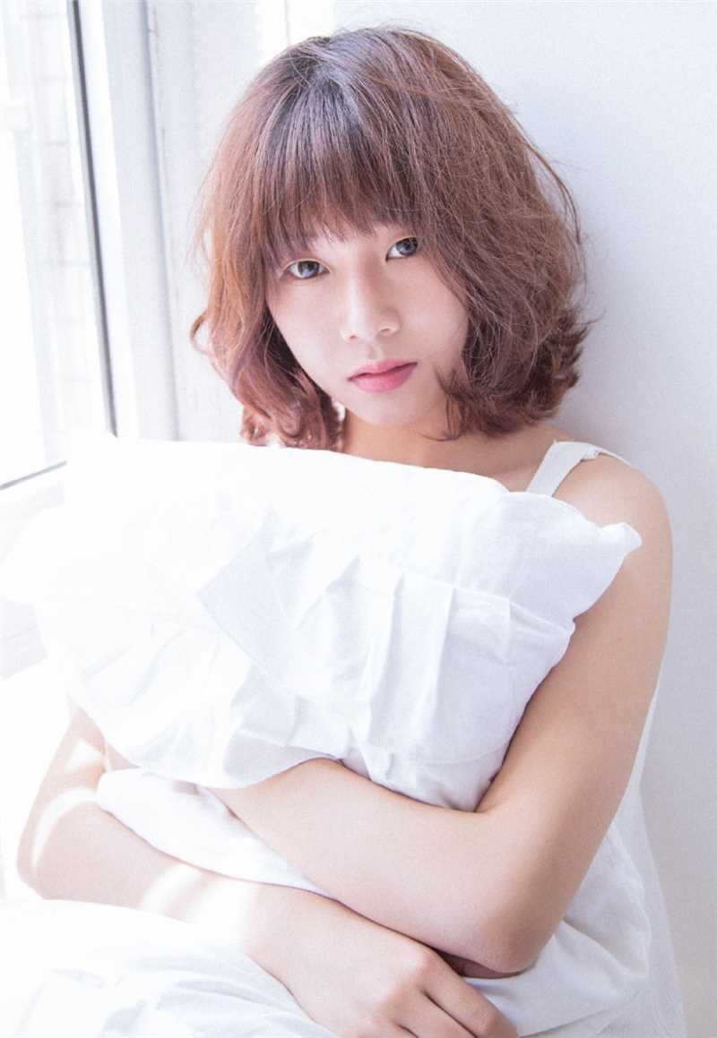 最全小波卷发美少女格子吊带裙性感裸背酥胸诱惑图片壁纸