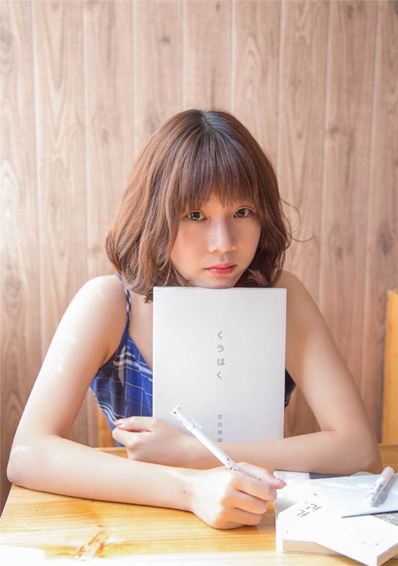 最全小波卷发美少女格子吊带裙性感裸背酥胸诱惑图片壁纸